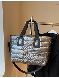 Sac fourre-tout matelassé argent métallisé avec bandoulières noires pour femmes