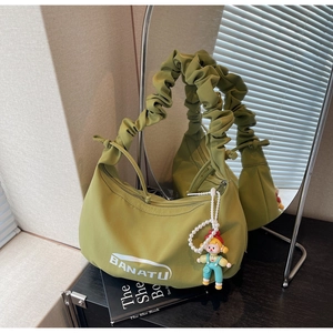 Détail du sac à bandoulière en nylon vert olive plissé avec logo et charm en perles