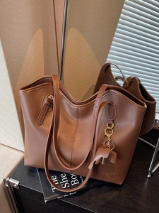 Women Retro Large Capacity PU Leather Tote Bag Fashion Commuter Shoulder Bag With Animal Elephant Charm Stitched Handbag
