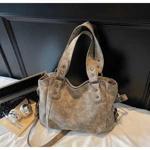 Détail d'un grand cabas en cuir texturé vintage gris-brun avec de larges poignées