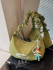 Sac hobo vert avocat en toile plissée avec breloque mignonne sous plusieurs angles