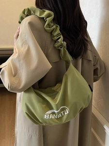 Grand sac bandoulière en toile vert herbe avec bandoulière plissée et logo BANATU blanc