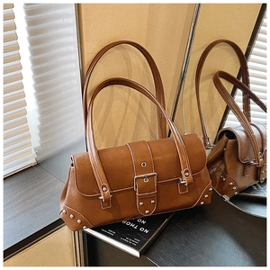 Detaillierte Makroansicht der braunen Vintage PU-Leder Achseltasche mit Metallschnalle