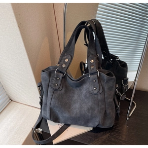 Détail du grand sac cabas gris anthracite avec poignées larges et rivets métalliques