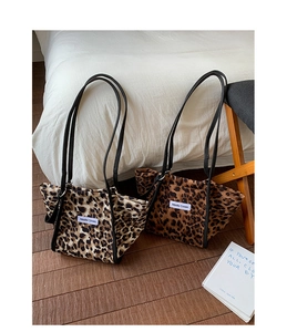 Comparaison détaillée des sacs cabas en toile léopard marron et clair avec anses noires