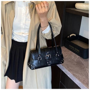 Details der schwarzen Vintage-Schultertasche mit Silbernieten und Metallschnalle
