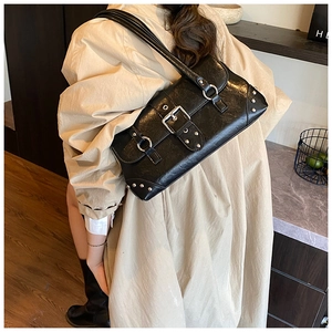 Detail der schwarzen Y2K Vintage-Tasche mit Silberschnalle und Nieten-Applikationen