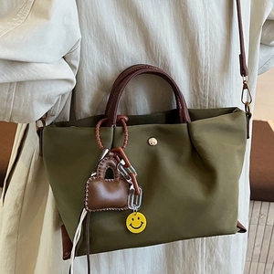 Sac cabas en nylon vert armée avec bandoulières en cuir marron et breloques pour femme