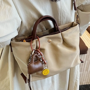 Sac fourre-tout chic en toile plissée beige avec anses en cuir et breloque sourire