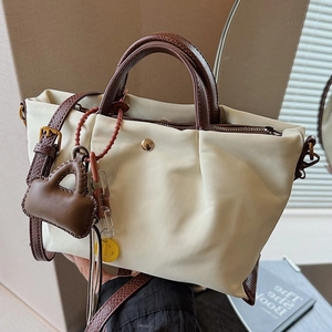Sac fourre-tout en toile plissée beige avec anses brunes et charms pour l'été