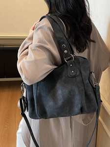 Grand sac cabas gris foncé mat avec bandoulière réglable et rivets métalliques élégants