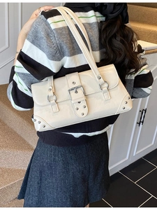 Schicke cremefarbene Leder-Achseltasche mit Silberschnalle und Y2K-Punk-Nieten für Damen