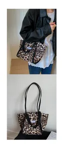 Détail du sac cabas en toile imprimé léopard avec anses noires et étiquette tissée logo