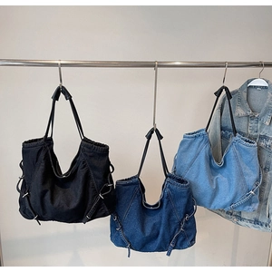 Confronto dettagliato di grandi borse tote in denim in nero, blu scuro e azzurro chiaro