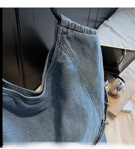 Dettaglio della trama in denim di qualità e della fascia elastica della borsa tote