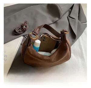 Vue de dessus de l'intérieur du sac hobo en daim marron montrant sa grande capacité