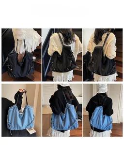 Modella che indossa grandi borse tote in denim nero e azzurro per il pendolare quotidiano