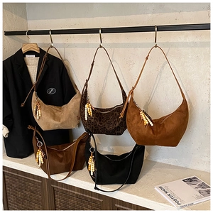 Auswahl an weichen Hobo-Taschen mit Leopardenmuster und Wildlederoptik mit Perlenquasten