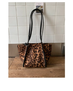 Détail du sac cabas en toile à imprimé léopard avec bandoulières noires et anneaux en métal