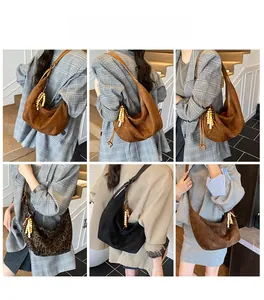 Schicke Hobo-Schultertaschen mit Leopardenmuster und Wildleder-Finish mit Perlenquasten