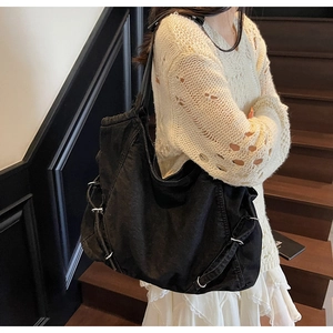 Dettaglio della borsa tote grande in denim antracite con fibbie in metallo laterali