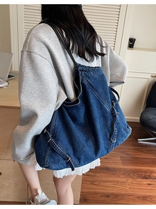 Borsa tote in denim blu lavato con cinturini in pelle e fibbie metalliche da donna