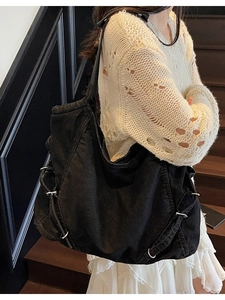 Grande borsa tote in denim nero lavato da donna con fibbia metallica e tracolla casual
