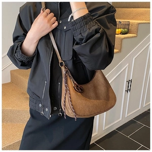 Sac hobo en daim marron foncé avec charme corde et bandoulière en cuir sur tenue noire