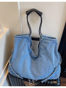 Grande borsa tote in denim azzurro con manici neri e anelli in metallo vintage