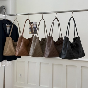 Vue détaillée de sacs cabas en cuir tressé en cinq tons terre pour un style d'automne