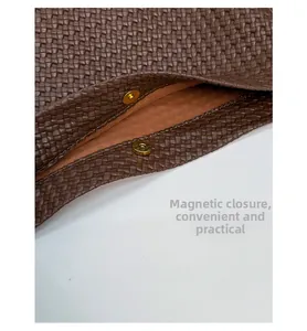 Détail d'un sac cabas marron tressé avec une fermeture à bouton magnétique doré pratique