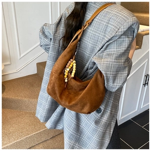 Braune Hobo-Schultertasche mit Lederriemen und Quastenanhänger aus Perlen