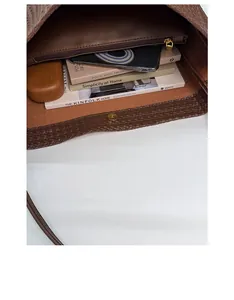 Gros plan de l'intérieur du sac cabas marron tissé avec grand compartiment et fermoir aimanté