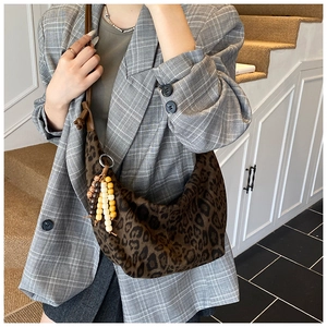 Leopard-Halbmondtasche mit bunten Holzperlen-Quasten und braunem Schulterriemen