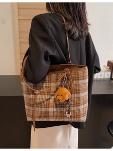 Sac cabas en laine à carreaux marron avec sangles en cuir et breloque chien en peluche