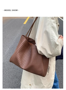 Sac fourre-tout tressé marron vue de côté montrant sa grande capacité et texture