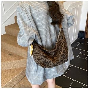 Detailansicht der Hobo-Tasche mit Leopardenmuster, Holzperlen-Quaste und Reißverschluss