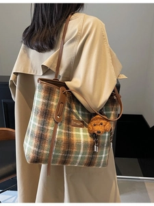 Sac cabas à carreaux vert et marron en laine avec poignées en cuir et bijou de sac