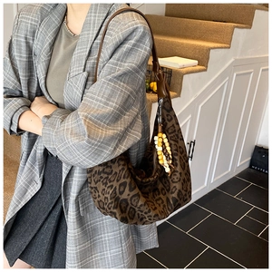 Detailansicht der Hobo-Tasche mit Leopardenmuster, Lederriemen und Holzperlen