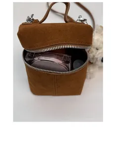 Detailansicht der braunen Wildledertasche innen mit Platz für Kosmetik und Accessoires
