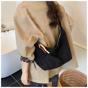 Hobo-Tasche aus schwarzem Canvas mit markantem Schultergurt aus dekorativen Holzperlen