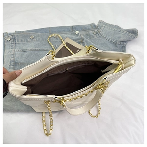 Vue intérieure détaillée du sac matelassé avec poche interne et doublure