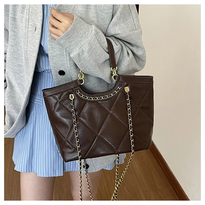 Vue détaillée du sac cabas en cuir matelassé marron foncé avec élégante chaîne dorée