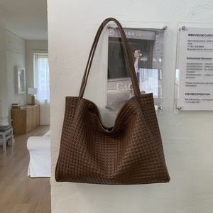 Vue détaillée du cabas en cuir tressé marron foncé avec artisanat Intrecciato raffiné