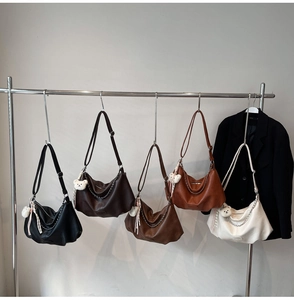 Reihe plissierter Vintage-Tragetaschen in fünf Farben mit Kettenriemen und Plüschbären
