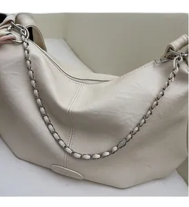 Detailansicht der OUMABAOLUO beige Kunstledertasche mit silberner Metallkette Trageriemen