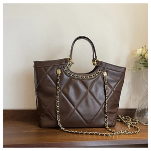 Détail du sac cabas matelassé marron avec chaîne dorée et texture en similicuir PU