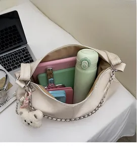 Innenansicht der beigen PU-Leder-Tasche mit großem Platz für Laptop und Bücher