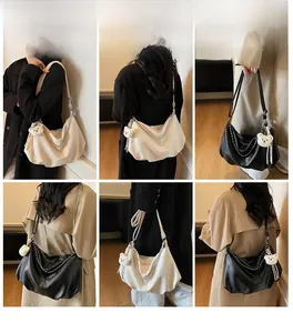 Mehrere Ansichten großer Vintage-Umhängetaschen mit Kettendetails und Bärenanhänger