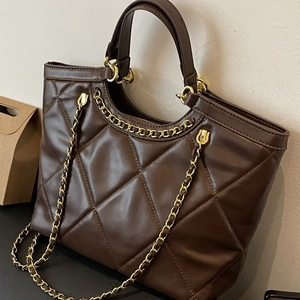 Sac à main matelassé marron foncé en similicuir poli avec bandoulière à chaîne